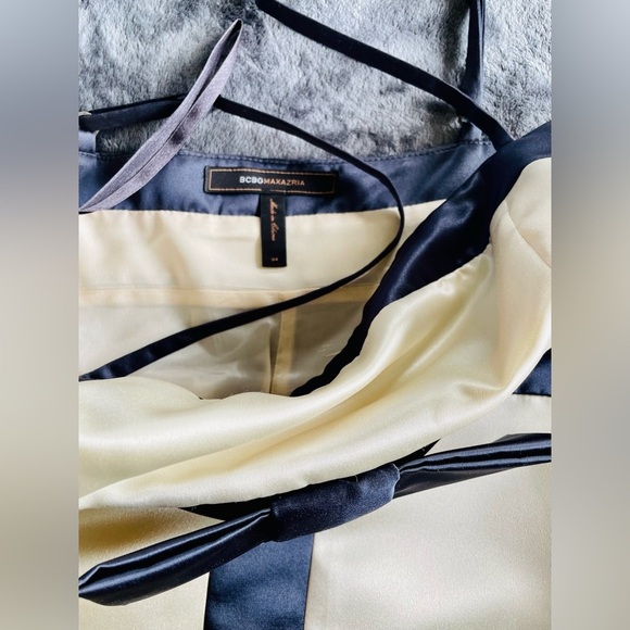 Adorable mini dress by BCBGMaxazria size 4 with spaghetti straps and front bow - Picture 5 of 8